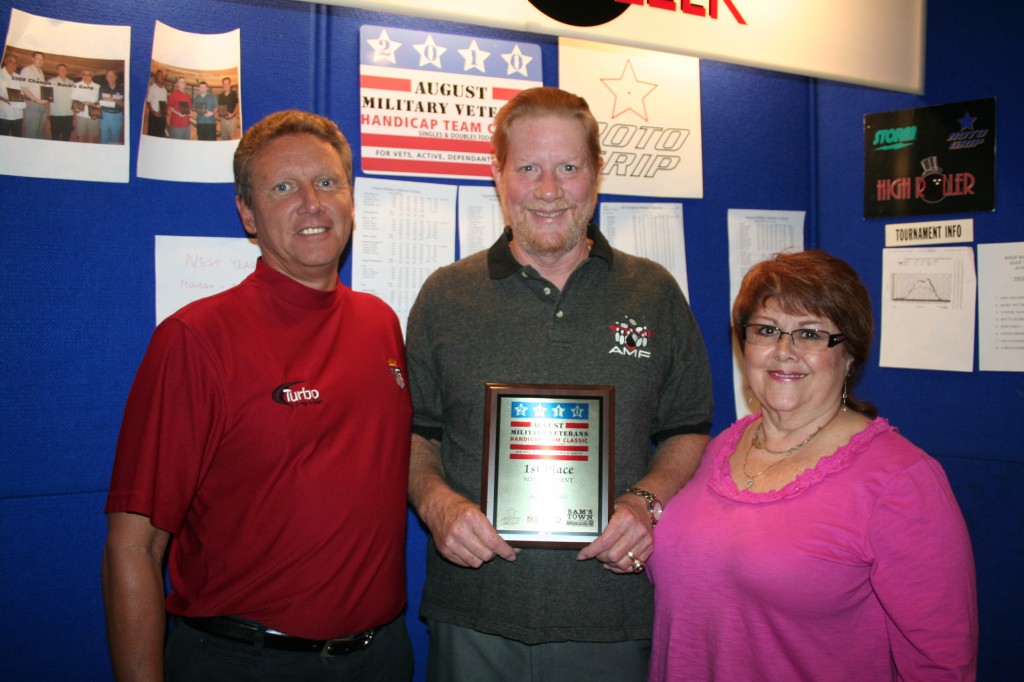 Roto Grip's Lee Upp presents the winner's plaque to Herbye Mitchell. Herbye's wife and doubles partner Jeannie poses with them. 